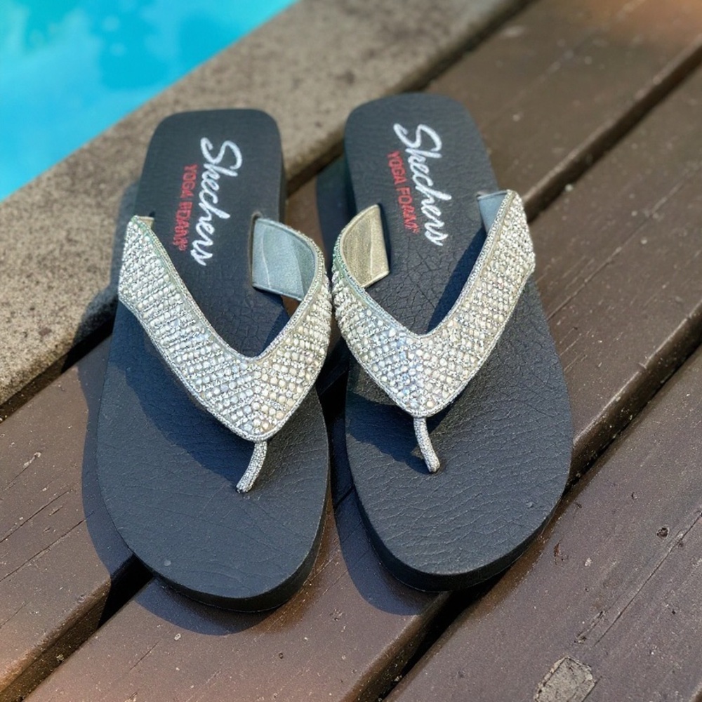 Skechers yoga foam size 9 white pearl and rhinestone Comfort Sandals
